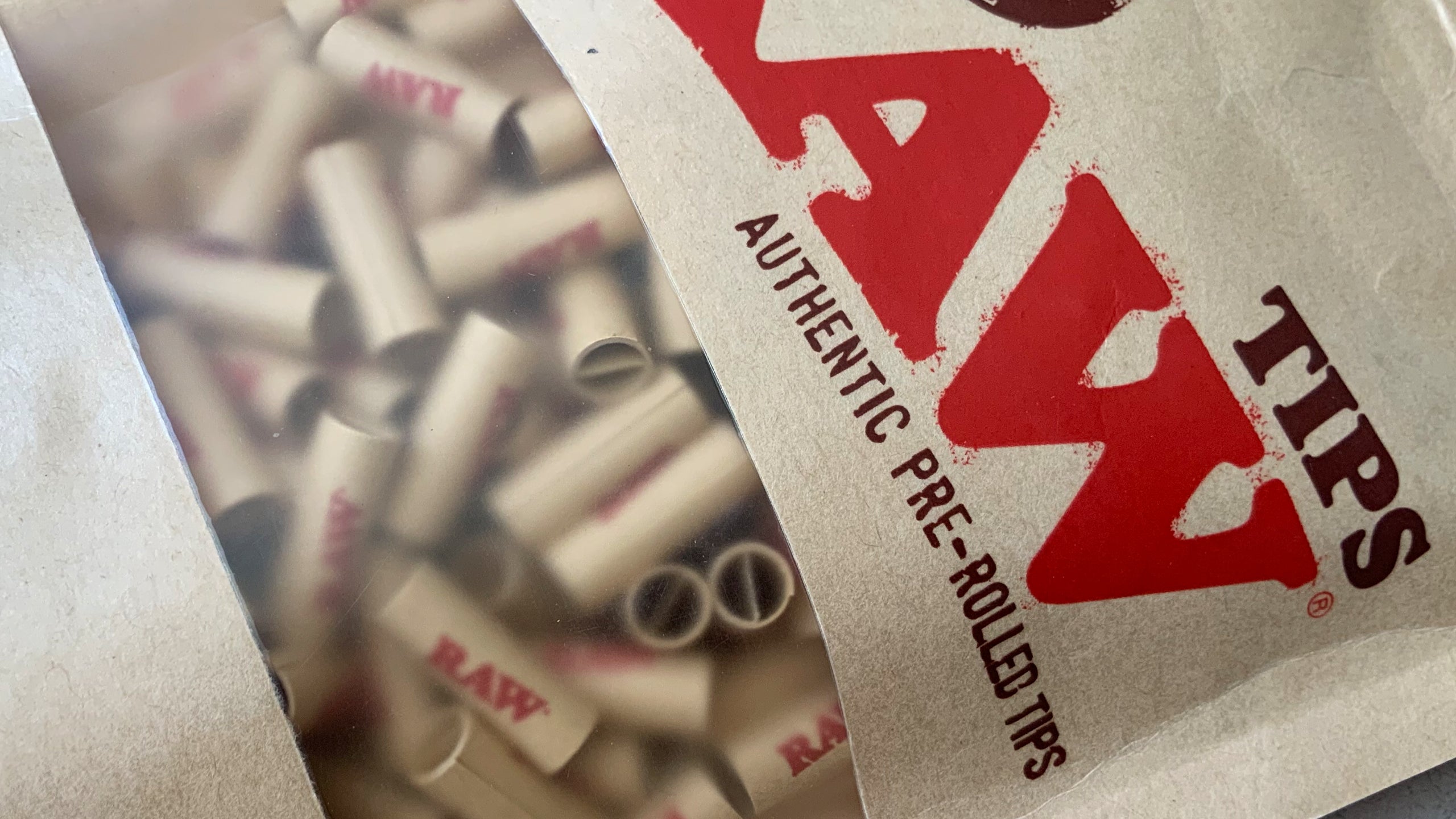 RAW Pre-Rolled Tips are one of their US patented inventions. All RAW Pre-Rolled Tips were rolled by hand for the first few years until a machine was finally engineered to pre-roll the tips! Tip Diameter: 6mm, Length: 18mm.