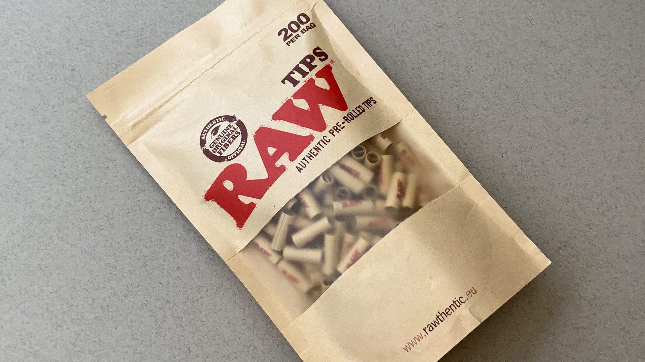 RAW Pre-Rolled Tips are one of their US patented inventions. All RAW Pre-Rolled Tips were rolled by hand for the first few years until a machine was finally engineered to pre-roll the tips! Tip Diameter: 6mm, Length: 18mm.